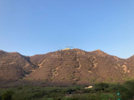 Téléchargez les photos : Aravalli Mountain Range, Inde : Les plus anciennes montagnes existantes au monde. Scène du palais de la mousson au sommet de la colline. - en image libre de droit