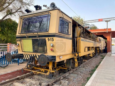 Téléchargez les photos : Ajmer, Rajasthan 16 Jan 2023 : Un vieux train express du chemin de fer indien vient d'arriver à un quai - en image libre de droit