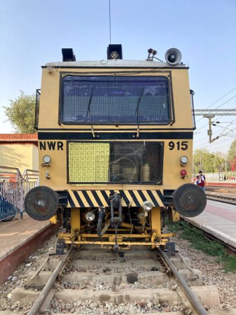 Téléchargez les photos : Ajmer, Rajasthan 16 Jan 2023 : Un vieux train express du chemin de fer indien vient d'arriver à un quai - en image libre de droit