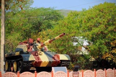 Téléchargez les photos : Hyderabad, Telangana, Inde 19 Feb 2023 : Char de combat de l'armée indienne avec Conseil de la langue hindi - en image libre de droit