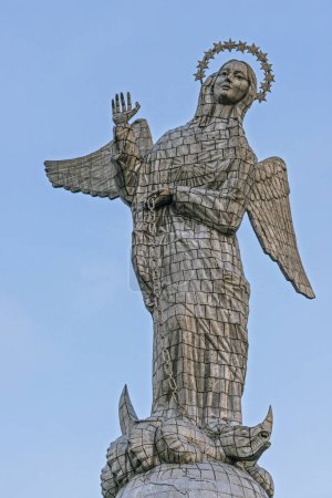 Téléchargez les photos : La seule figure dans le monde de la Vierge de l'Immaculée Conception aux ailes. Sa statue en aluminium la plus haute du monde. C'est l'emblème de la ville de Quito. Il représente l'hypothèse dans le ciel et le triomphe de l'église sur le péché - en image libre de droit