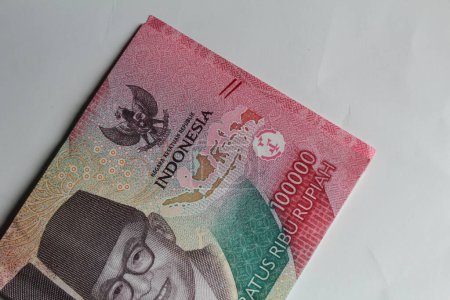 Téléchargez les photos : Karawang, Indonésie 17novembre 2022 : Banque d'Indonésie 100 000 billets de banque en roupie dans un portefeuille et fond blanc - en image libre de droit