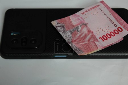 Téléchargez les photos : Karawang, Indonésie 17novembre 2022 : Banque d'Indonésie 100 000 billets de banque en roupie dans un portefeuille et fond blanc - en image libre de droit