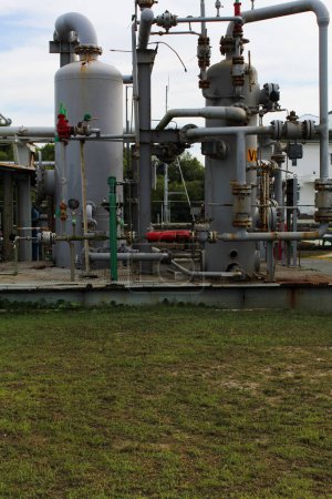 Foto de Bekasi, 23 de noviembre de 2022: Las tuberías de hierro de refinería de petróleo crudo se canalizan desde el mar - Imagen libre de derechos