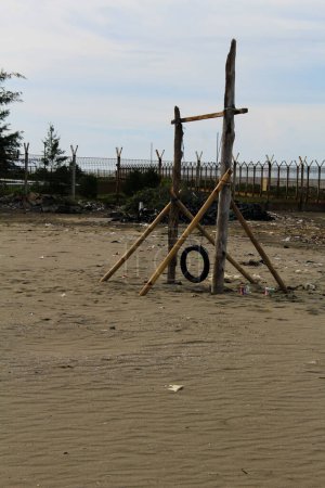 Téléchargez les photos : Balançoires de plage qui sont souvent utilisés par les touristes pendant leurs vacances. Plage de Sadari à Karawang - en image libre de droit