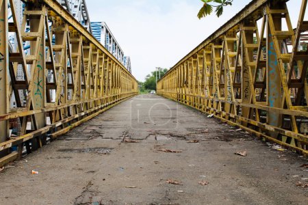 Téléchargez les photos : Le pont ferroviaire du ciel bleu est centré à Karawang - en image libre de droit