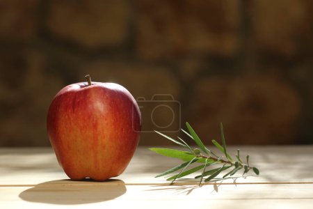 Téléchargez les photos : Pomme rouge sur fond en bois - en image libre de droit