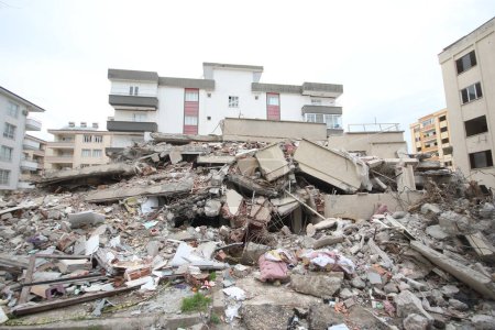 Téléchargez les photos : Effondrement d'un bâtiment après un tremblement de terre en Turquie - en image libre de droit