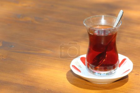 Téléchargez les photos : Thé traditionnel turc et un verre de thé turc - en image libre de droit