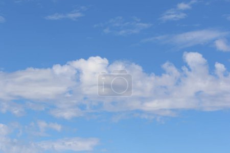 Foto de Bavariana cielo torpe. Nubes blancas en el cielo azul. - Imagen libre de derechos