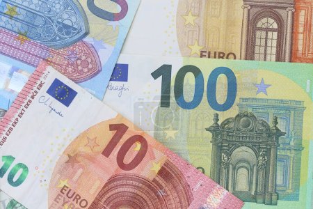 Foto de Concepto empresarial y financiero con billetes en euros - Imagen libre de derechos