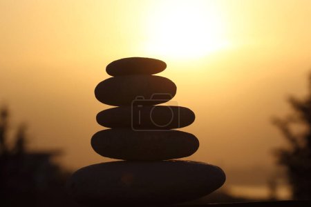 Téléchargez les photos : Pierres empilées zen au coucher du soleil - en image libre de droit