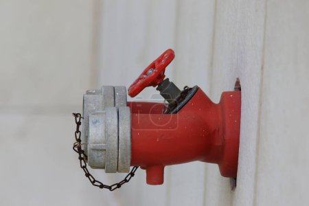 Roter Feuerhydrant an der Wand montiert
