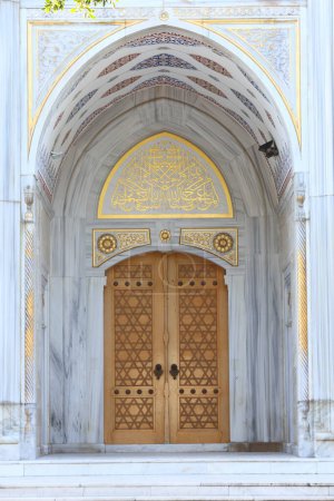 Eingang zu einer historischen Moschee