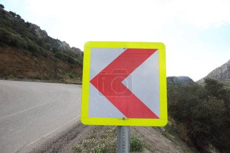 señal de flecha de tráfico rojo en la carretera