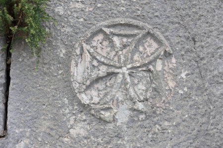 Steinkreuz in der Kirchenruine