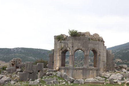 Ruines de l'église Akoren (Aladaglar) en Turquie