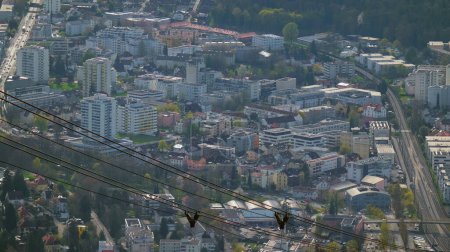 Ciudad de Bregenz en Vorarlberg Austria desde arriba con cables de acero del teleférico Pfnderbahn
