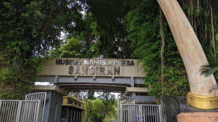 Foto de SRAGEN, INDONESIA - JANUARY 01, 2023 : Entrance gate of the Sangiran early human museum located in Kalijambe, Sragen, Central Java, Indonesia. - Imagen libre de derechos