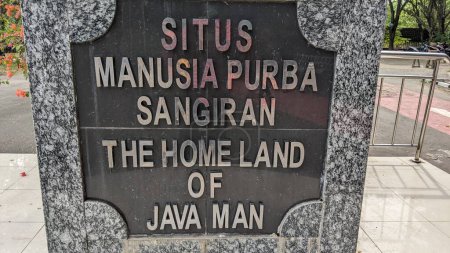 Foto de SRAGEN, INDONESIA - JANUARY 03, 2023 Monument to the early human site Sangiran located in Kalijambe, Sragen, Central Java, Indonesia. - Imagen libre de derechos