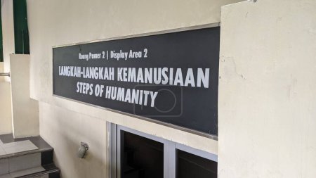 Foto de SRAGEN, INDONESIA - JANUARY 03, 2023 Display board area of 2 Sangiran early human sites located in Kalijambe, Sragen, Central Java, Indonesia. - Imagen libre de derechos