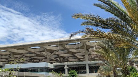 Téléchargez les photos : Un coin de la conception du toit de l'aéroport international de Yogyakarta est en verre qui semble élégant et moderne. - en image libre de droit
