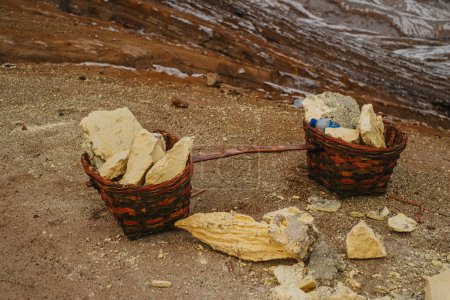 Foto de Cesta hecha a mano hecha por los residentes locales del Monte Ijen que se utiliza para los mineros para recoger azufre o azufre - Imagen libre de derechos