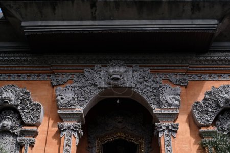 Foto de Traditional Balinese stone sculpture art and culture in a front gate or door - Imagen libre de derechos