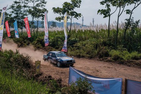Foto de Equipo BART usando la Corola E70 azul en el Kejurnas Sprint Rally 2023 en Puslatker TNI Al Bedali Lawang, Malang. Desenfoque de movimiento. 21 de mayo de 2023. - Imagen libre de derechos