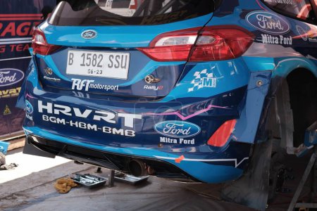 Téléchargez les photos : La Fiesta R5 de l'équipe HRVRT BGM HBM BMB MITRA est en maintenance pour la course Kejurnas Sprint Rally 2023. 21 mai 2023. - en image libre de droit