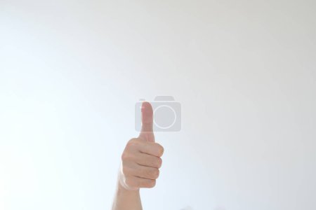 Foto de Un pulgar hacia arriba mano sobre fondo blanco aislado - Imagen libre de derechos