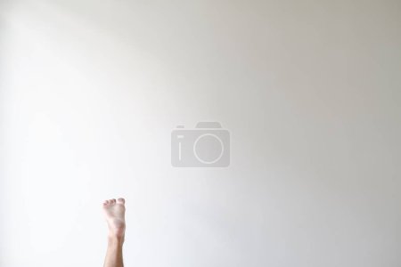 Foto de Un pie humano sobre un fondo blanco aislado. Adecuado para fondo o publicidad. - Imagen libre de derechos