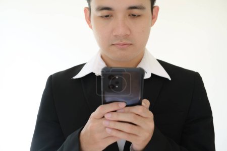 Foto de Primer plano de un joven empresario asiático usando su teléfono inteligente. Fondo blanco aislado. Adecuado para publicidad. - Imagen libre de derechos