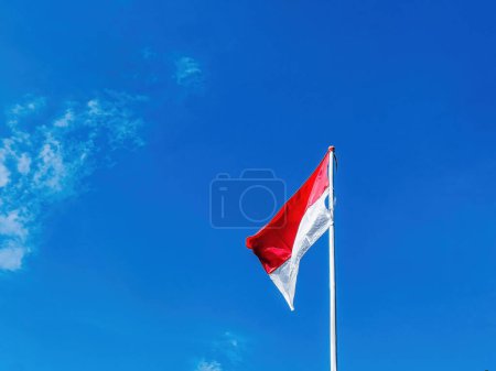 Foto de Bendera Indonesia o bandera indonesia halagadora contra el azul claro del cielo como fondo - Imagen libre de derechos