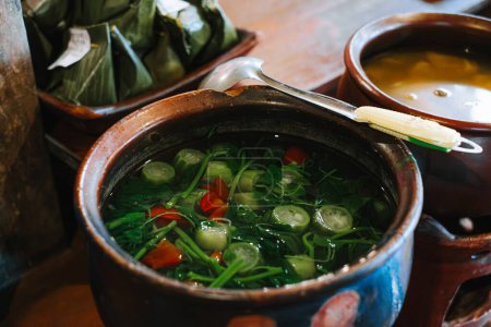 Foto de Sayur Bayam Bening en la olla de barro. Sopa tradicional indonesia. Espinacas Verduras claras. - Imagen libre de derechos