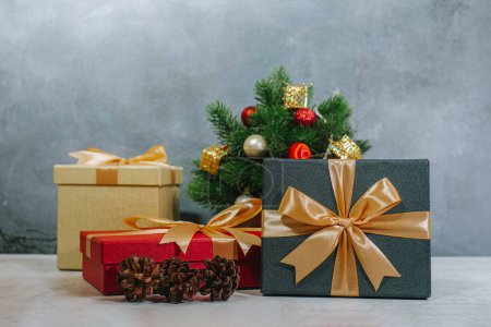 Foto de Un montón de coloridas cajas de regalo y un árbol. Decoración temática de Navidad o vacaciones. - Imagen libre de derechos