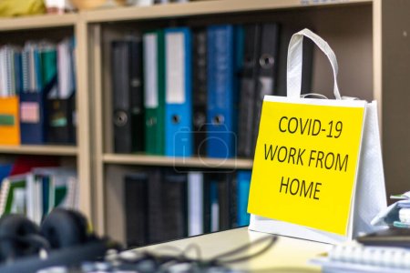 Leere Büroräume, während der Beamte von zu Hause aus arbeitet, um Coronaviren zu vermeiden. Arbeiter folgen sozialer Distanzierung und bleiben zu Hause, um COVID-19 oder 2019-nCoV-Infektionen zu verhindern und Pandemien zu verringern.