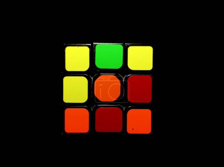 Rubik 's Cube auf schwarzem Hintergrund. Ansicht von oben