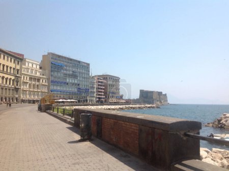Téléchargez les photos : Naples, Italie méridionale, vers juin 2014 : promenade Caracciolo sur le golfe de Naples. - en image libre de droit