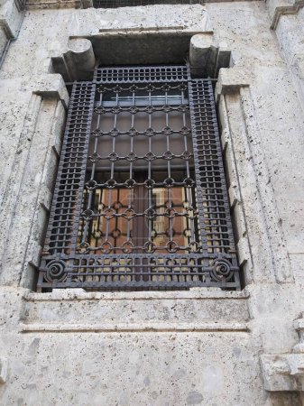 Foto de Mantua, 2021: Cámara de Comercio, un edificio art nouveau, detalle de una ventana. - Imagen libre de derechos