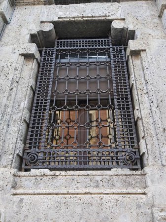 Foto de Mantua, 2021: Cámara de Comercio, un edificio art nouveau, detalle de una ventana. - Imagen libre de derechos