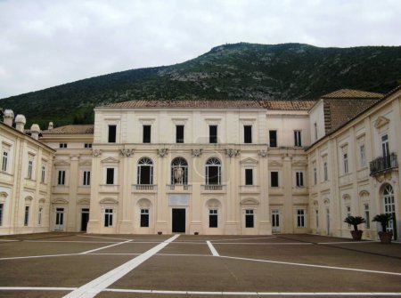 Foto de Caserta, Italia, 2009: complejo de San Leucio junto con el Palacio Real de Caserta, reconocido como Patrimonio de la Humanidad por la UNESCO. - Imagen libre de derechos