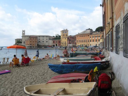 Foto de Sestri Levante, Liguria, Italia, 16 de julio de 2011: playa de la bahía del silencio. - Imagen libre de derechos