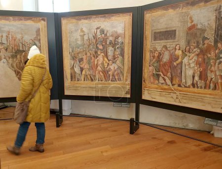 Foto de Mantua, Italia, 4 de febrero de 2024: en el museo MACA - Mantua Ancient Collections frescos arrancados de la pared de copias de los "Triunfos del César" por Andrea Mantegna, - Imagen libre de derechos