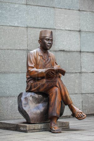 Téléchargez les photos : Bandung, Indonésie-10-16-2022 : Statue de Soekarno, le premier président de l'Indonésie à Banceuy, l'endroit où il a été emprisonné par le colonial néerlandais. Aujourd'hui cet endroit est un site historique. - en image libre de droit