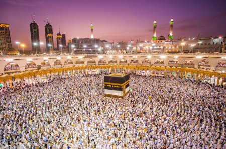 Foto de La Meca, Arabia Saudita (08-27-2018): peregrinos musulmanes de todo el mundo haciendo tawaf, orando alrededor del kabah, durante el período hajj 2018. - Imagen libre de derechos