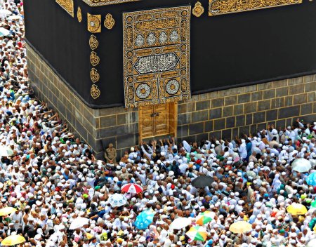 Téléchargez les photos : La Mecque, Arabie Saoudite (08-27-2018) : Des pèlerins musulmans du monde entier font du tawaf, prient autour de la kabah, pendant la période du hajj 2018. - en image libre de droit