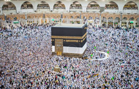 Téléchargez les photos : Pèlerins musulmans du monde entier faisant du tawaf, priant autour de la kabah, pendant la période hajj 2018. - en image libre de droit