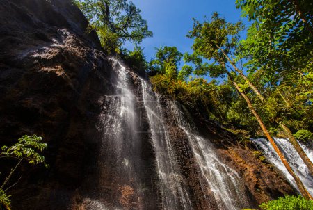 Téléchargez les photos : La beauté de la cascade Goa Tetes. L'une des cascades du complexe de cascades Puncak Sewu, la région avec de nombreux cours d'eau qui tombent. Une destination touristique célèbre à Lumajang, Indonésie - en image libre de droit