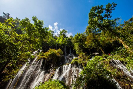 Téléchargez les photos : La beauté de la cascade Goa Tetes. L'une des cascades du complexe de cascades Puncak Sewu, la région avec de nombreux cours d'eau qui tombent. Une destination touristique célèbre à Lumajang, Indonésie - en image libre de droit